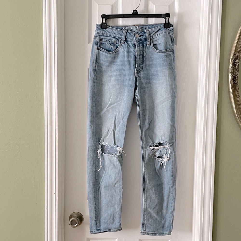 Light wash American Eagle Ripped Mom Jeans, Size 2